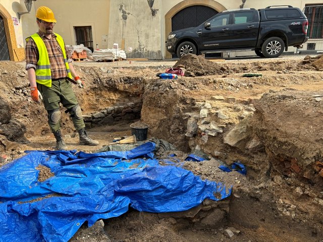 Archeolog Jan Musil u pozůstatků zdi