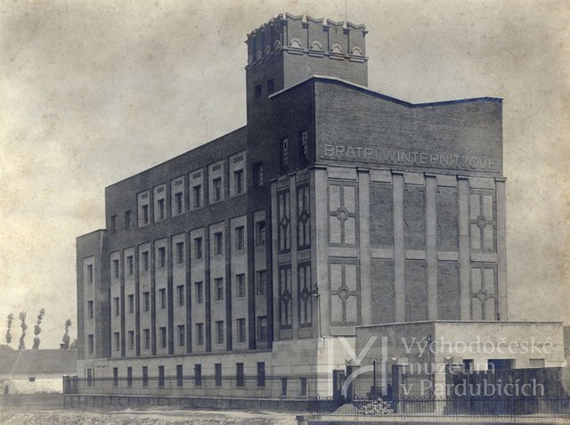 Prohlídka Po stopách Josefa Gočára. Budova mlýnice po požáru objektu v roce 1919.