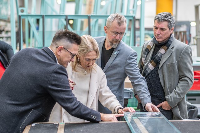 Eva Jiřičná s prototypem schodiště pro společenský sál, listopad 2025